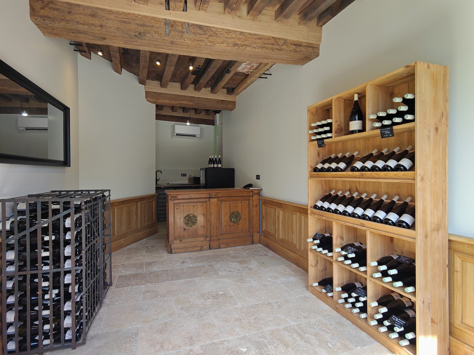 Intérieur du caveau Prunier-Damy : étagères de bouteilles en bois