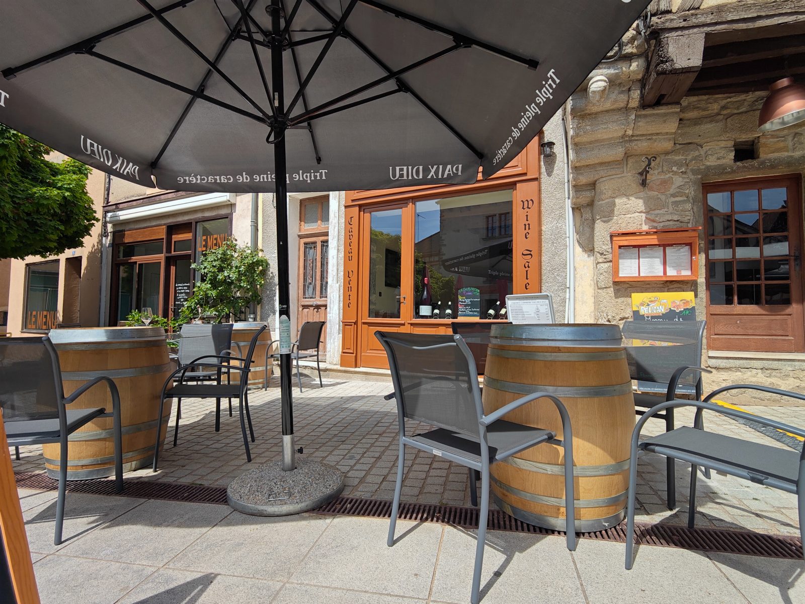 Terrasse du caveau avec ses fûts en bois