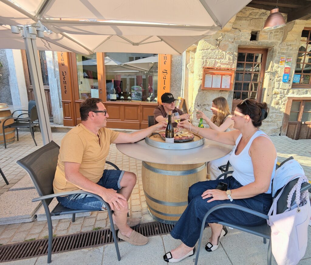 Dégustation sur la terrasse du caveau